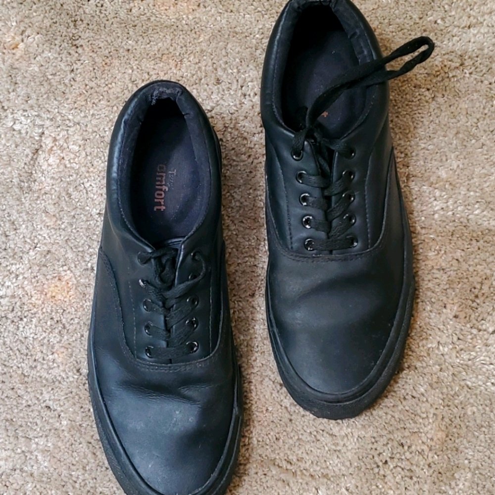 Mens size 9 safe step anti skid sneakers